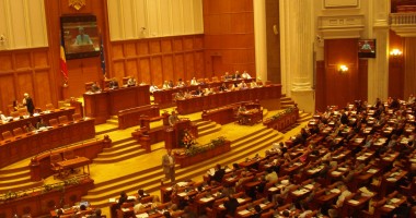 Stire din Politică-Administrație : De ce se întâlnesc deputații și senatorii pe 1 aprilie