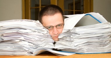 Aproape jumătate din români stau peste program la serviciu