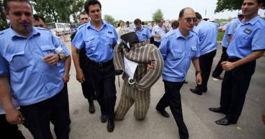 Stire din Economie : De ce vor să iasă în stradă gardienii din penitenciare
