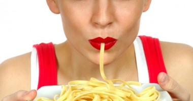 Stire din Diverse : Decizii alimentare care atacă tenul