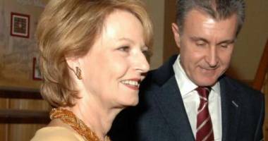 Stire din Politică-Administrație : Principesa Margareta a decorat mai multe personalități din România, Franța, SUA