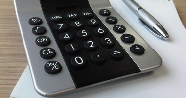 Stire din Economie : Deficitul comercial s-a redus cu peste 40%