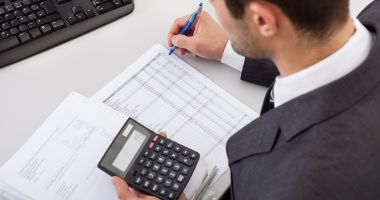 Stire din Economie : Deficitul bugetar bate record după record, iar țara achită dobânzile
