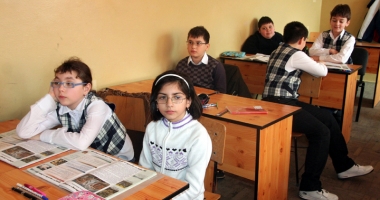 Stire din Cultură-Educație : "Crește rata analfabetismului și noi dăm examene!"