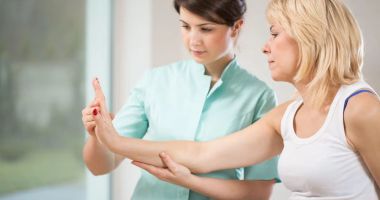 Stire din Sănătate : Aveți un deget umflat și dureros? Cum aflați dacă este rupt sau doar lovit