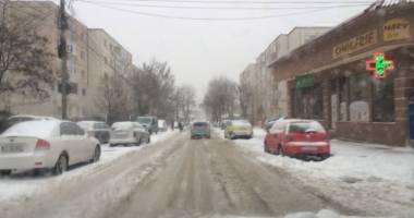 Stire din Social : GALERIE FOTO. IARNA ȘI-A INTRAT ÎN DREPTURI! SE CIRCULĂ JALNIC PE STRĂZILE DIN CONSTANȚA