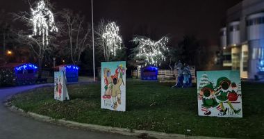 Stire din Cultură-Educație : Elevii centrelor de educație incluzivă expun produse la Târgul de Crăciun de la Delfinariu