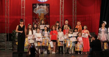 Stire din Cultură-Educație : Zeci de artiști români și străini, la "Delfinul de Aur" de la Năvodari