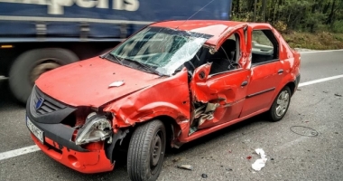 Stire din Eveniment : Artist implicat într-un accident de circulație. Mașina sa, prinsă între două TIR-uri
