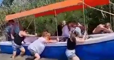Stire din Actualitate : Turişti din Deltă, blocaţi cu barca în noroi, după ce canalele au secat