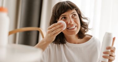 Stire din Sănătate : Îndepărtați-vă zilnic machiajul! Evitați îmbătrânirea prematură a pielii!