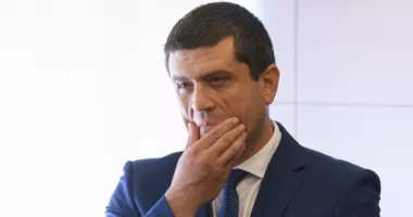 Stire din Politică-Administrație : Senatorii PSD cer demisia ministrului Radu Miruţă: „Apărarea ţării nu e o joacă pentru amatori”