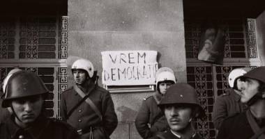 Stire din Politică-Administrație : Imagini document / 25 DE ANI DE LA REVOLUȚIE - 22 decembrie 1989: Fuga lui Ceaușescu și zeci de mii de oameni în stradă, sub tiruri de gloanțe