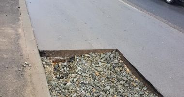 Stire din Social : Pericol maxim pe strada Democrației din Constanța. Atenție, șoferi, să nu vă rupeți mașinile!