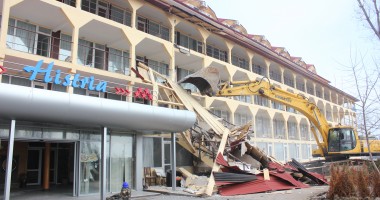 Stire din Eveniment : Operațiunea de demolare a Hotelului Histria din Mamaia a fost reluată