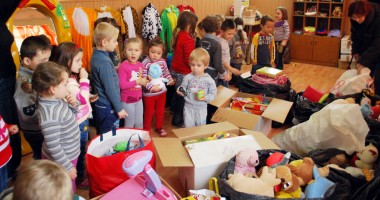 Stire din Social : De Moș Nicolae, copiii se ajută între ei!