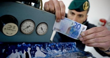 Stire din Actualitate : Poliția italiană anunță confiscarea a 28 milioane de euro în bancnote false. O tiparniță se afla în România