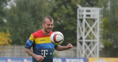 Stire din Sport : La ceas aniversar, Denis Alibec vrea să readucă suporterii pe stadioane