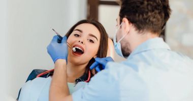 Stire din Sănătate : Specialiștii ne recomandă să vizităm dentistul înainte să apară dureri de dinți