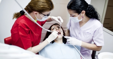 Stire din Sănătate : Dentiștii se vaită de clienți, pacienții de bani