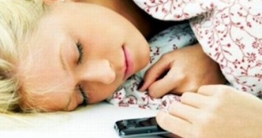 Stire din Sănătate : De ce nu trebuie  să dormim  cu mobilul în cameră