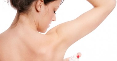 Stire din Sănătate : Cum te pot îmbolnăvi deodorantele și antiperspirantele