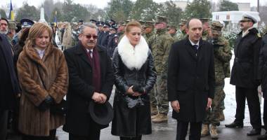 Stire din Politică-Administrație : Galerie foto. Eroii care au luptat pentru patrie, comemorați la Cimitirul Central