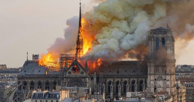 Stire din Actualitate : Deputații francezi au adoptat legea privind restaurarea catedralei  Notre-Dame