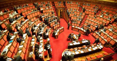 Stire din Actualitate : Deputații italieni votează, pe 7 octombrie, reducerea numărului de parlamentari