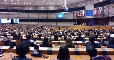 Stire din Politică-Administrație : Deputații comunitari cer un cod de conduită mai sever pentru comisarii europeni