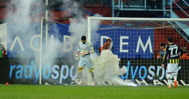 Stire din Sport Internațional : Derby întrerupt din cauza obiectelor aruncate de suporteri