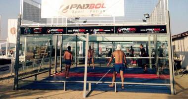 Stire din Sport : Derby la padbol! Steaua înfruntă Dinamo la "tenis cu piciorul"