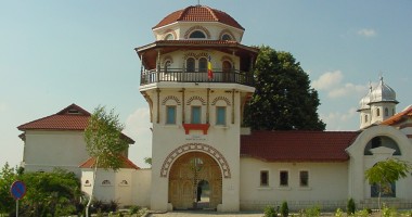 Stire din Cultură-Educație : La Dervent se slujește sfințirea apei