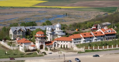 Stire din Cultură-Educație : Înălțarea Sfintei Cruci, la Dervent