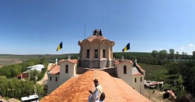 Eveniment spectaculos la mănăstirea "Dervent". Preoții s-au urcat pe schele înalte de 24 de metri - 4