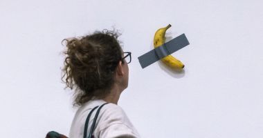 Stire din Actualitate : Banana lipită cu banda adezivă s-a vândut cu peste 6 milioane de dolari. Cine este noul proprietar