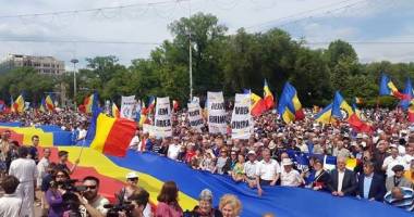 Stire din Actualitate : Zeci de mii de oameni au cerut Unirea la Chișinău