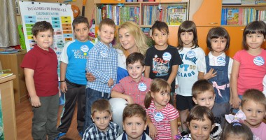 Stire din Cultură-Educație : GALERIE FOTO. Bucuria revederii cu colegii!