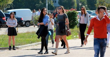 Stire din Cultură-Educație : FOTOREPORTAJ. Cu arma la picior sau fusta-n subsiori? Cum s-au întors studenții Constanței la cursuri
