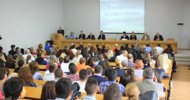 Stire din Cultură-Educație : Cum și-a primit Universitatea "Andrei Șaguna" bobocii în noul an universitar
