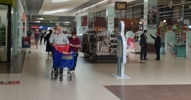 Stire din Social : Obloane ridicate la mall-uri! "Nimeni nu respectă distanțarea socială!"