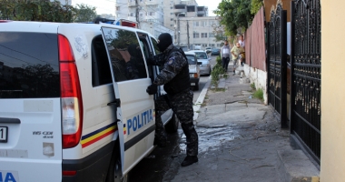 Stire din Eveniment : Descinderi în forță la Constanța, într-un dosar de contrabandă. 11 persoane reținute