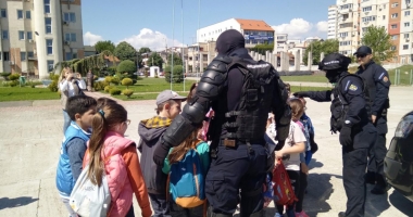 "Descinderi" ale elevilor la sediile inspectoratelor de poliție și jandarmi din Constanța - 3
