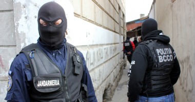 Stire din Eveniment : Descinderi cu mascați la afaceriști acuzați de înșelăciune și falsuri