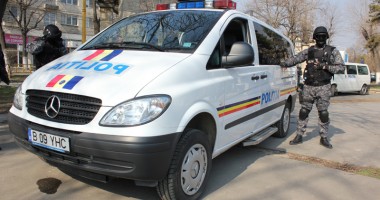 Stire din Eveniment : Descinderi cu mascați în comuna Nicolae Bălcescu. Viceprimarul, acuzat că fură apă!
