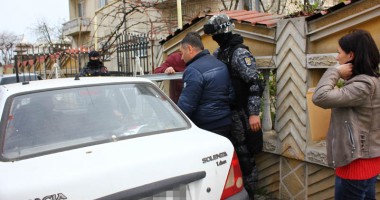 Descinderi în forță. Furau limuzine din Europa și le vindeau în Constanța - 2