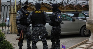 Descinderi în forță. Furau limuzine din Europa și le vindeau în Constanța - 3