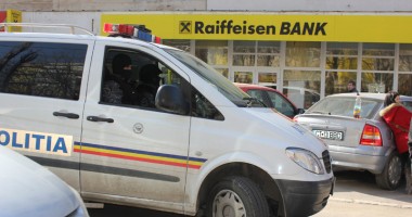 Stire din Eveniment : Descinderi cu mascați la agențiile Băncii Raiffeisen din Constanța