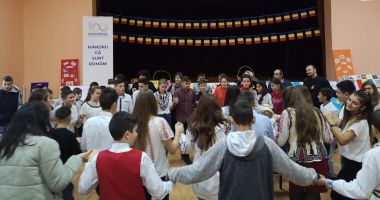 Stire din Cultură-Educație : Descoperim matematica în simbolistica portului popular din România