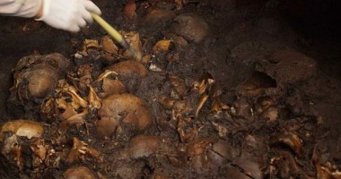 DESCOPERIRE ISTORICĂ. Sute de oase și cranii scoase la lumină de arheologi FOTO - 2